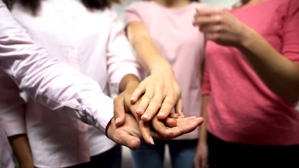 Rózsaszín inges nők kéz a kézben, támogatás, nemek közötti egyenlőség, feminizmus - Fotó, kép