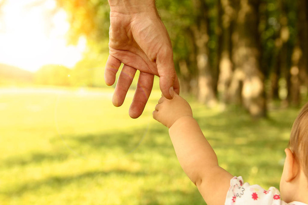  ouder houdt de hand van een klein kind - Foto, afbeelding