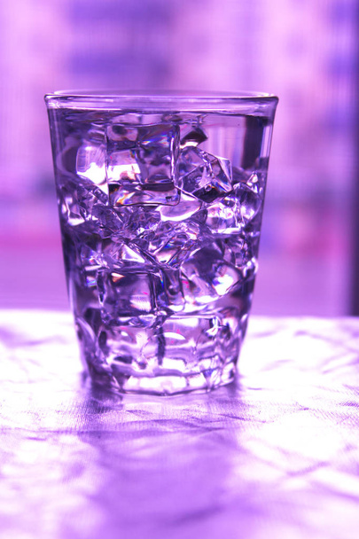 Glass of pure water with ice cubes.Abstract dynamic backdrop for your design - Фото, зображення