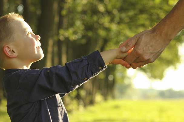  γονιός κρατά το χέρι ενός μικρού παιδιού - Φωτογραφία, εικόνα