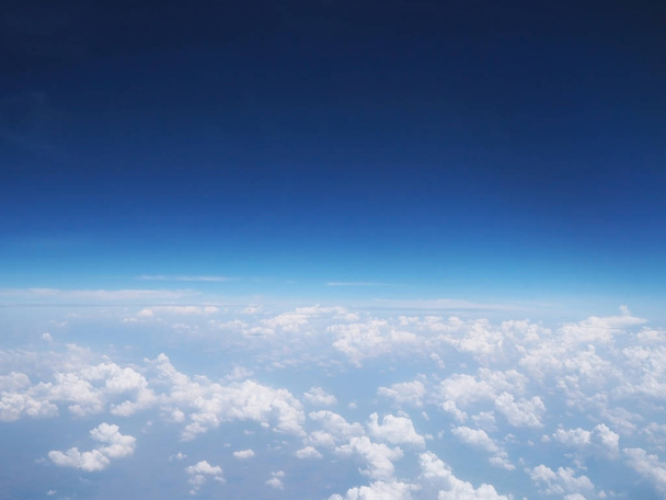 Niebieski jasny widok nieba powyżej białych chmur  - Zdjęcie, obraz