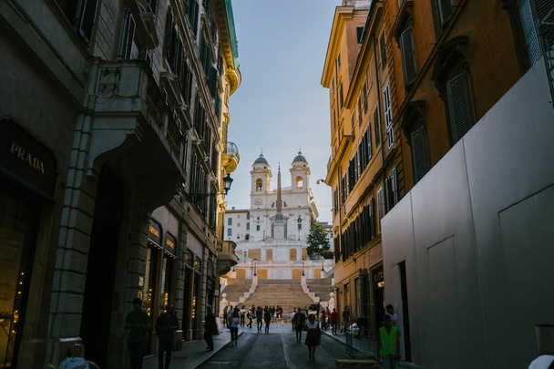 ROME, ITALY - 12 SEPTEMBER 2018: Spanish steps and Church of Santissima Trinita dei Monti - Foto, afbeelding