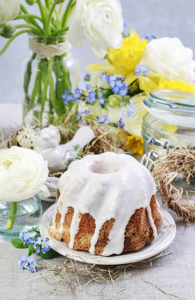 Traditional easter cake and seasonal table decorations. - Fotoğraf, Görsel