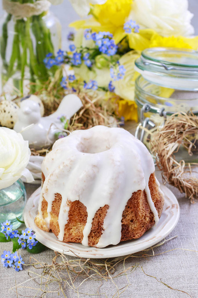 Traditional easter cake and seasonal table decorations. - Foto, afbeelding