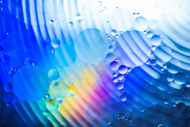水の抽象的な背景にカラフルな油滴、水のカラフルなバブルオイル  - 写真・画像