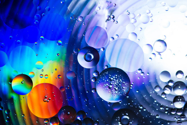 水の抽象的な背景にカラフルな油滴、水のカラフルなバブルオイル  - 写真・画像