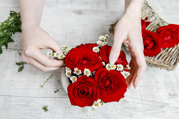 How to make table decoration with red roses tutorial. - Foto, Bild