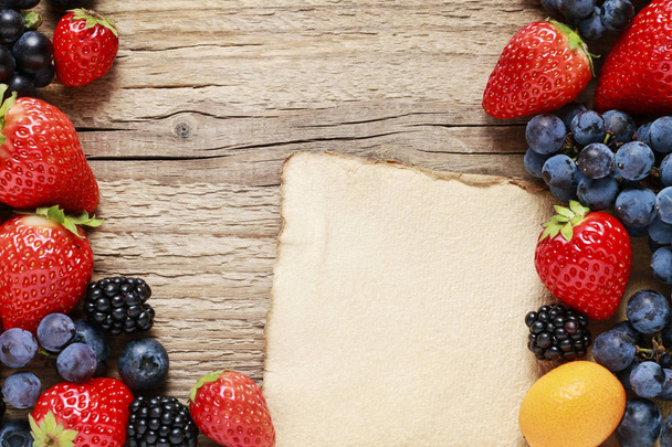 Frutos deliciosos: morango, uva, kumquat, mirtilo e blac
 - Foto, Imagem