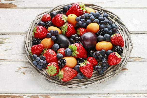 Kosz owoców: truskawki, jagody, jeżyny, winogron - Zdjęcie, obraz