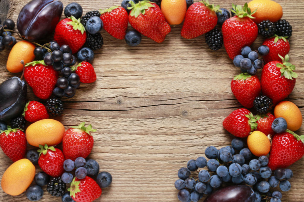 Lahodné ovoce: Jahodový, hrozen, kumkvat, borůvkový a šechny - Fotografie, Obrázek