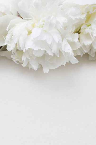 White peonies and sheet of paper - Foto, imagen