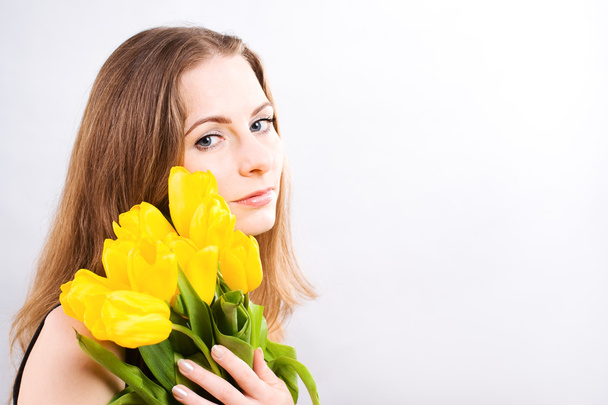 Beautiful woman holding tulips - Foto, Imagen