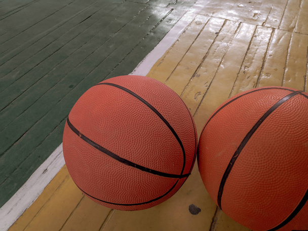 μπάλες μπάσκετ στο γήπεδο μπάσκετ, κοντινό θέα - Φωτογραφία, εικόνα