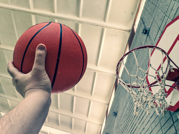 Basketball. Terrain de basket. Balle main tenant
 - Photo, image