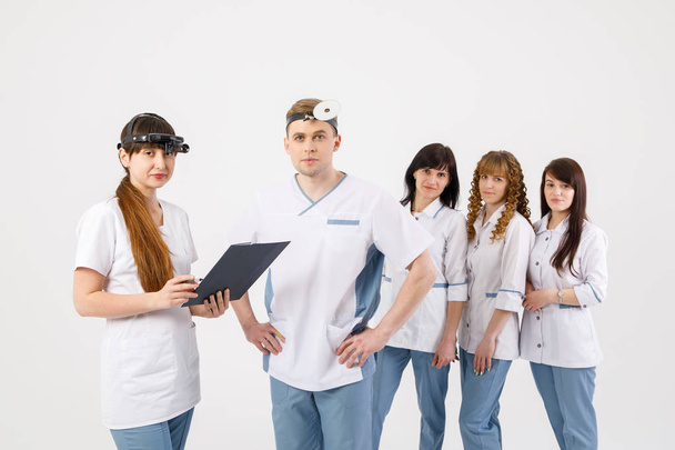 Ιατρικό προσωπικό. Πορτραίτο γιατρών Ωτορινολαρυγγολόγων και νοσηλευτριών σε απομονωμένο λευκό φόντο - Φωτογραφία, εικόνα