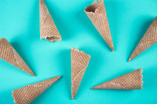 Zoet, zomer concept. Ice Cream wafel kegels patroon. Turquoise - Foto, afbeelding