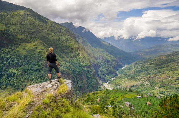 Ο άνθρωπος στέκεται στην κορυφή του λόφου στα Ιμαλάια - Φωτογραφία, εικόνα