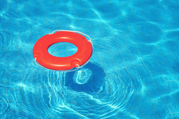 Kolorowa rura ratunkowa pływająca w basenie - Zdjęcie, obraz