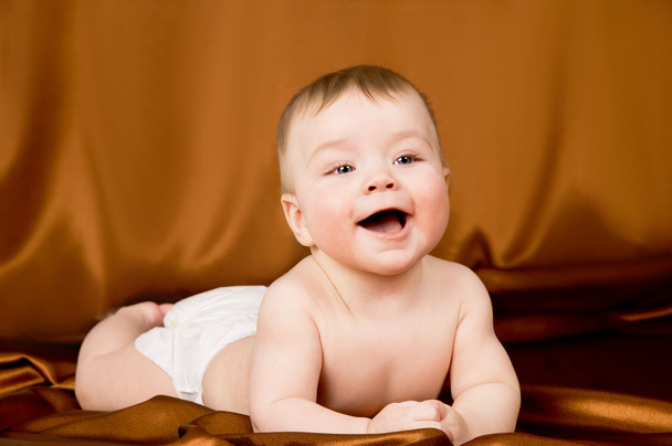 gelukkig een kleine baby kruipen - Foto, afbeelding