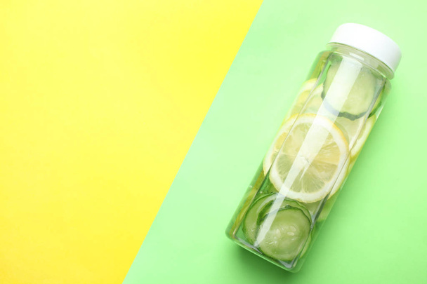 Láhev citronové okurky vody - Fotografie, Obrázek
