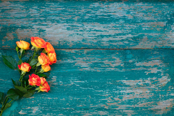 Tausta kukkakimpun kaunis tuore eloisa oranssi ruusuja juhlii Ystävänpäivä, syntymäpäivä tai Äitienpäivä vihreällä puupohjalla
 - Valokuva, kuva