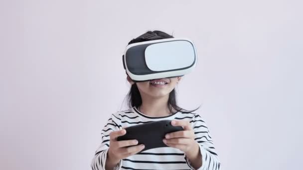 Dziewczyna gra z VR i joysticka ze szczęściem - Materiał filmowy, wideo