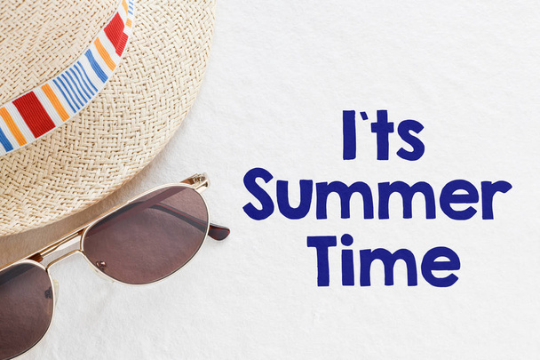 felülnézet Szalmakalapot fényes színes szalag, napszemüveg és a nyári idő felirat whitebackground   - Fotó, kép