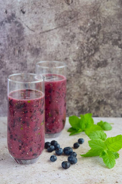 Smoothie with blueberries and mint - a refreshing vitamin drink. - Foto, imagen