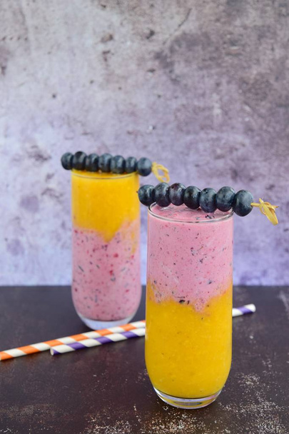 Fresh blueberry mango smoothie - Foto, immagini