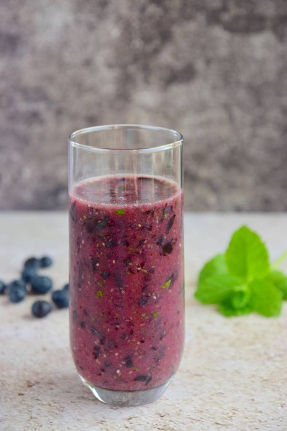 Smoothie with blueberries and mint - a refreshing vitamin drink. - Foto, Imagen