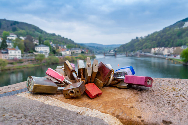  Εραστές κλειδαριές στερεωμένα σε παλιά γέφυρα  - Φωτογραφία, εικόνα