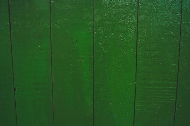 Background of green flaky wood Backdrop of green colored wooden panels with aged flaky surface - Fotoğraf, Görsel