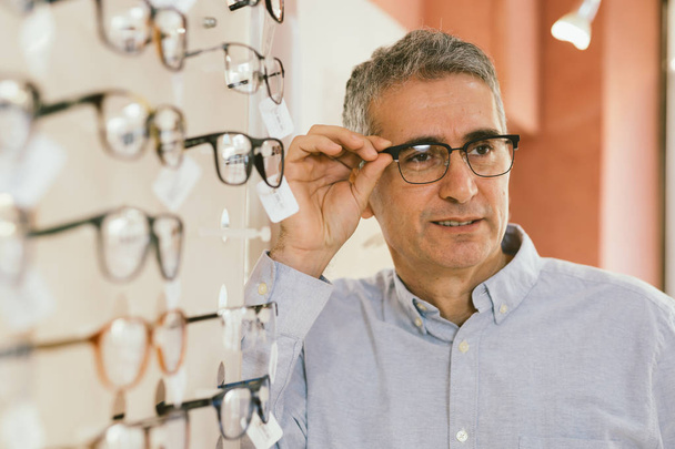 choosing the best glasses for him - Foto, immagini