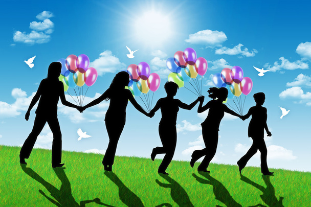 szczęśliwe kobiety działa w dół wzgórza z kolorowych balonów - Zdjęcie, obraz