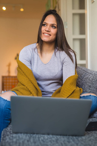 Kobieta za pomocą laptopa w przytulnym mieszkaniu - Zdjęcie, obraz