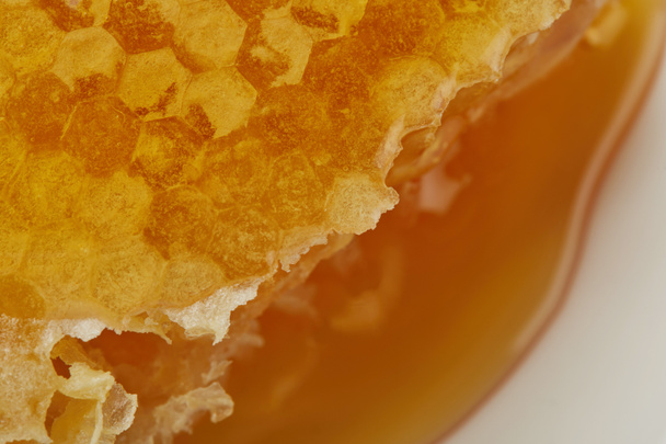 közelről kilátás finom nyers textúrájú méhsejt - Fotó, kép