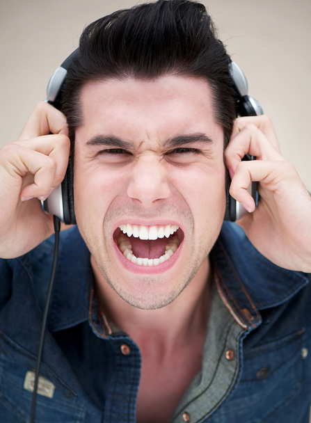 Retrato de um jovem gritando com fones de ouvido
 - Foto, Imagem