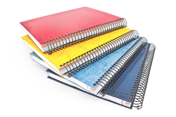 Montón de cuadernos en espiral de colores
 - Foto, Imagen