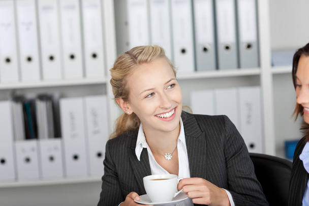 Businesswoman Having Coffee With Coworker - Foto, afbeelding