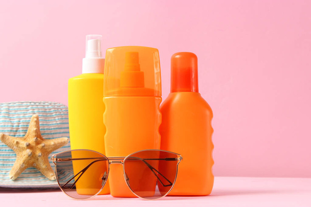 Set verschiedener Sonnencremes auf farbigem Hintergrund. Kosmetik für den Sonnenschutz. - Foto, Bild