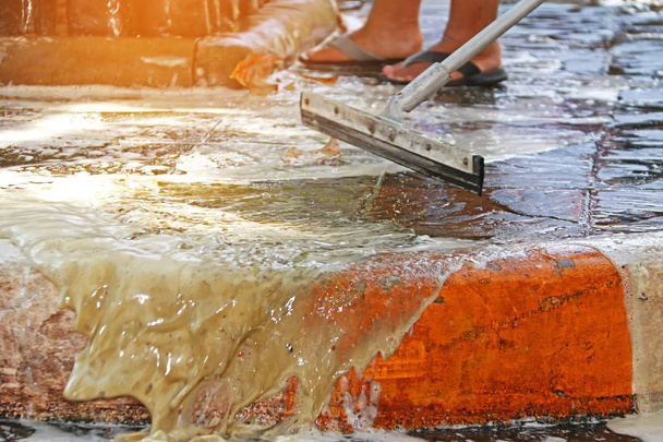 Close-up MOP werknemer schoonmaken vuile voetpad - Foto, afbeelding