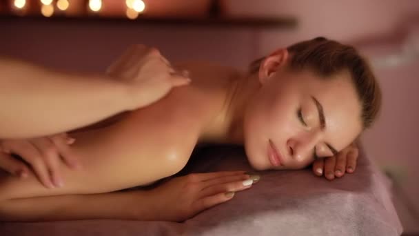Massage-Behandlung im Schönheitssalon. Wellness, Hautpflege. - Filmmaterial, Video