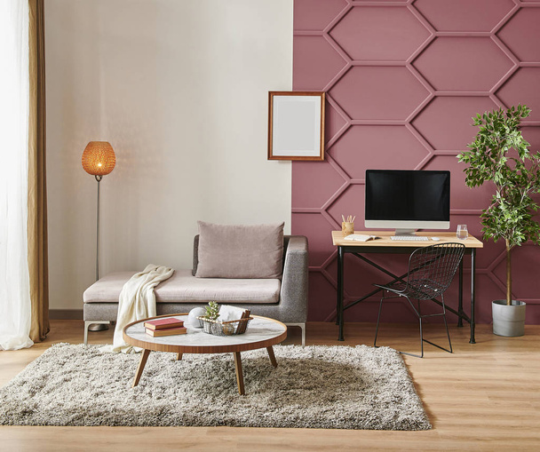 Sala de estar decorativa con fondo de pared rojo blanco y clarete, sofá gris y decoración de mesa central, estilo interior
 - Foto, imagen