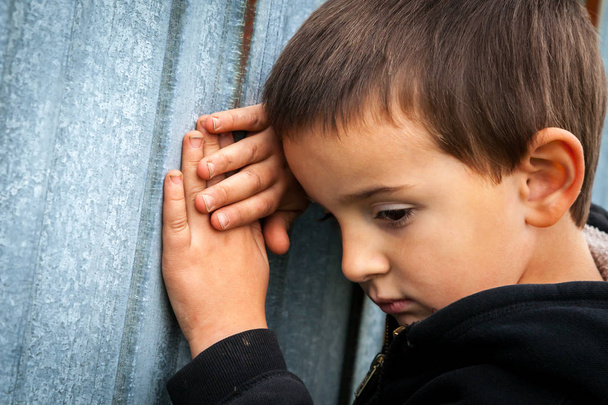 Szomorú hajléktalan Little Boy - Fotó, kép
