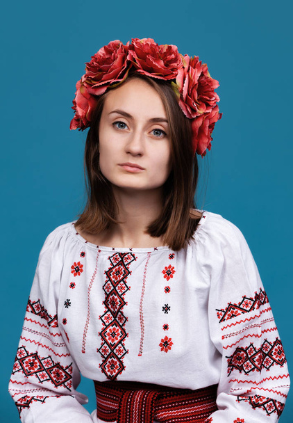 Молодая девушка в украинском национальном костюме
 - Фото, изображение