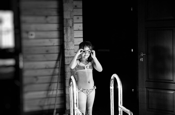 Little girl in a swimmin g pool - Valokuva, kuva