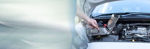 Mechanic using laptop for checking car engine. panoramic banner - Foto, afbeelding