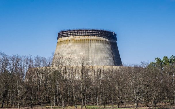 Produktionsanlagen des Kernkraftwerks Tschernobyl, Ukraine. 4. Notstromaggregat und Sperrzone - Foto, Bild