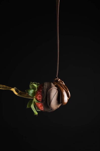 Truskawki z rozpuszczoną czekoladę - Zdjęcie, obraz