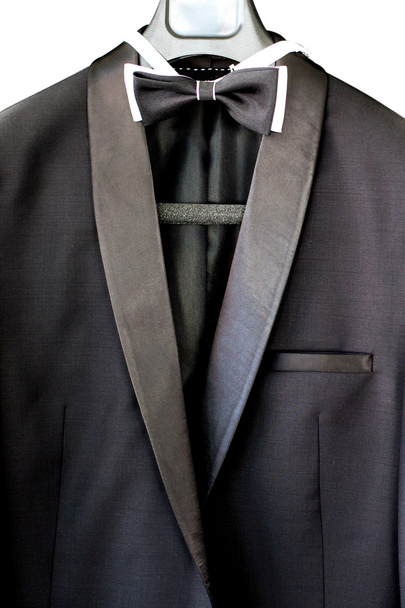 黒のスーツのジャケットと蝶ネクタイ - 写真・画像
